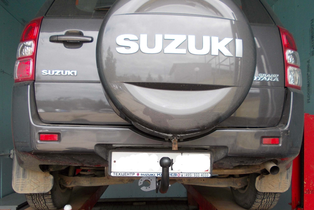 Фаркоп Suzuki Grand Vitara 5 дверей 2005-2016 (двигатель 2 л, авто с запасным колесом на двери), условно-съемный,(без электрики) Трейлер.7900
