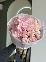 Букет сборный из гортензии и кустовых пионовидных роз