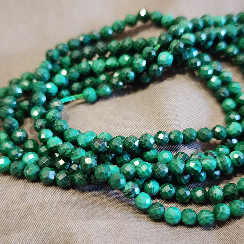 Малахит натуральный, шар огранка, р-р 3-3.2мм, цена за нить 9.5см (1/4)