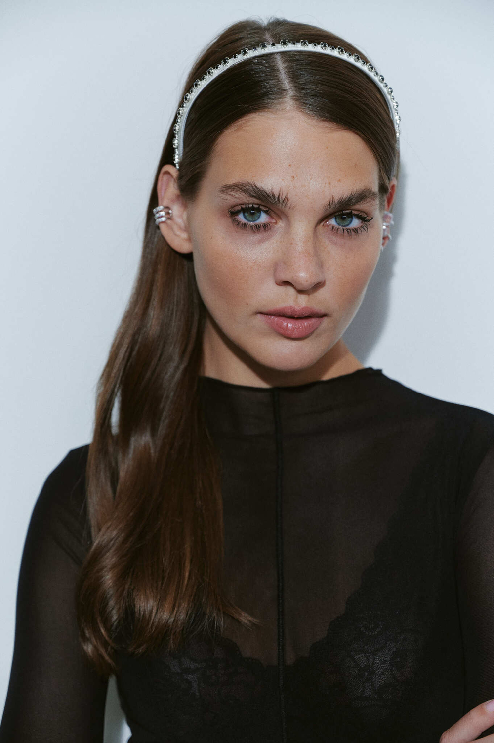 Белый ободок с черными камнями