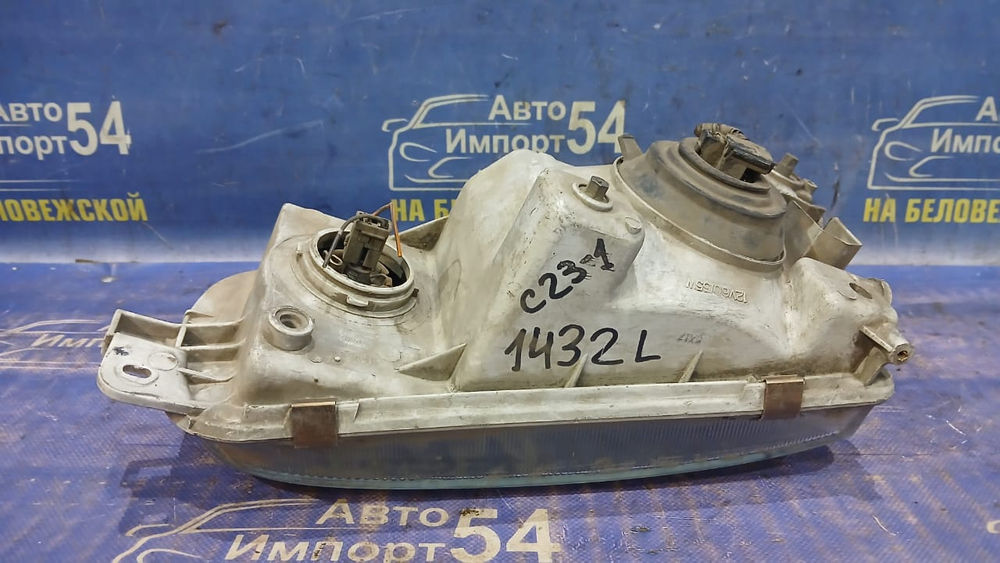 Фара передняя левая NISSAN SERENA 1991