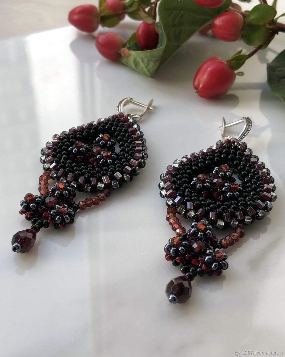 Серьги "Восточная сказка" ручной работы из бисера с камнем гранат