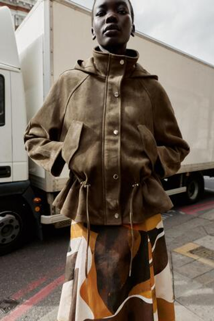 ZARA КУРТКА ИЗ ИСКУССТВЕННОЙ ЗАМШИ С КАПЮШОНОМ, СВЕТЛЫЙ ХАКИ