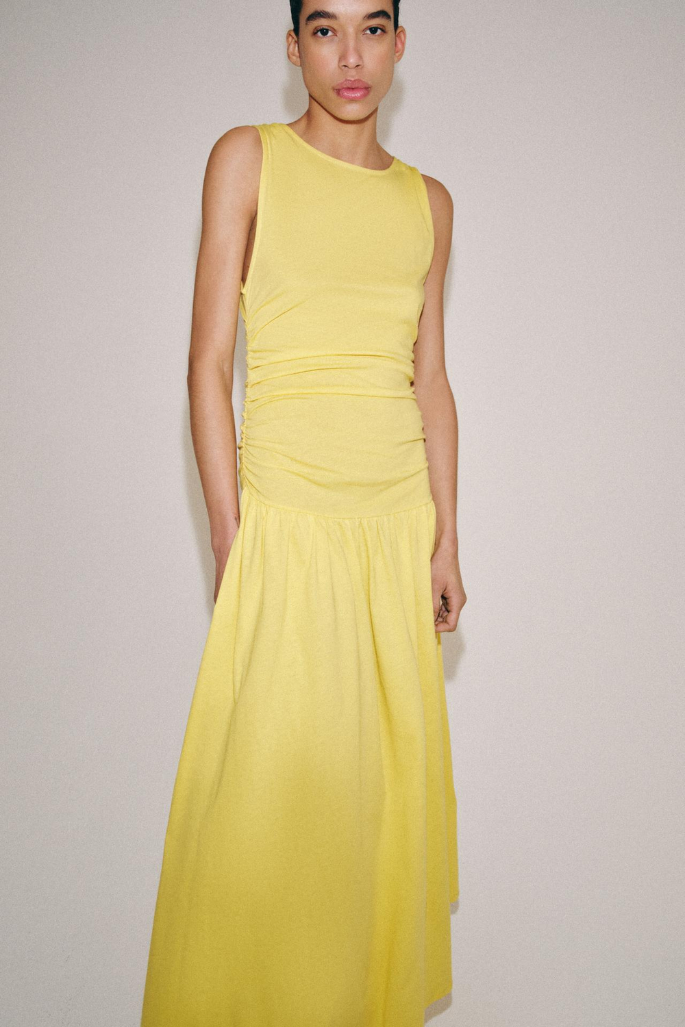 ZARA ДЛИННОЕ ПЛАТЬЕ СО СБОРКАМИ, ЖЕЛТЫЙ