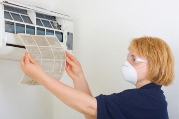 Причины и эффективные способы устранения неприятного запаха из кондиционера для комфортной атмосферы в помещении