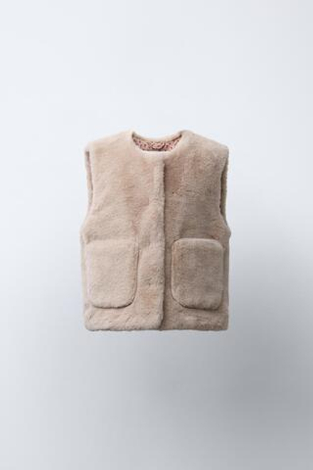 ZARA ЖИЛЕТ ИЗ ИСКУССТВЕННОГО МЕХА, ПЕСОЧНЫЙ