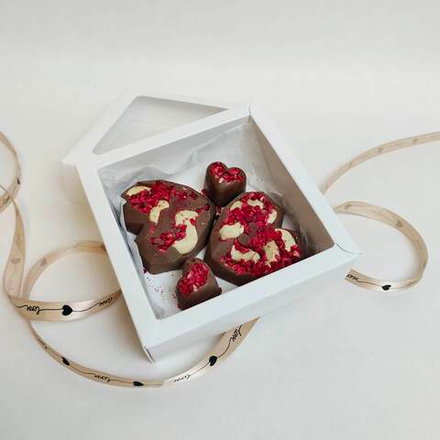 Бельгийский шоколад ручной работы с малиной и кешью