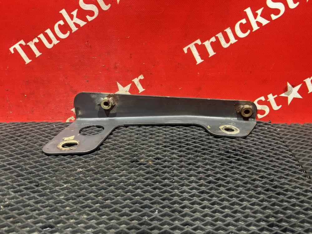 Кронштейн трапа над глушителем