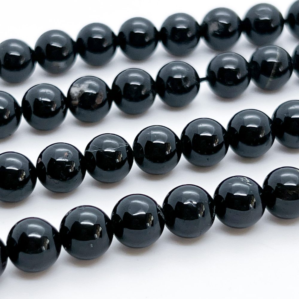 Черный турмалин (шерл) + темно-зеленый турмалин, сорт Б, диаметр 8,4-8,5 мм, цена за 22 шт (1/2 нити)