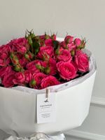 Букет из ярких, кустовых пионовидных роз