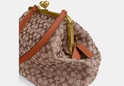 COACH БОЛЬШАЯ СУМКА KISSLOCK, КОРИЧНЕВЫЙ