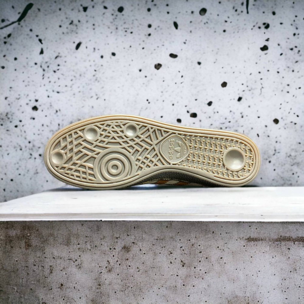 Adidas Spezial • Bone