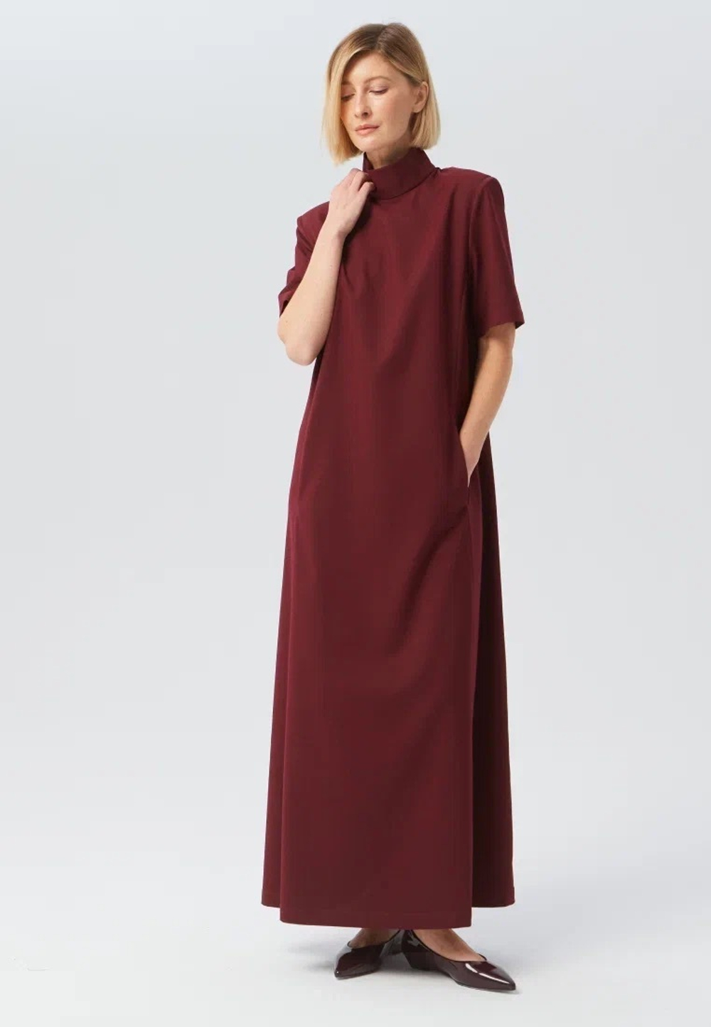 Платье с воротником-стойкой