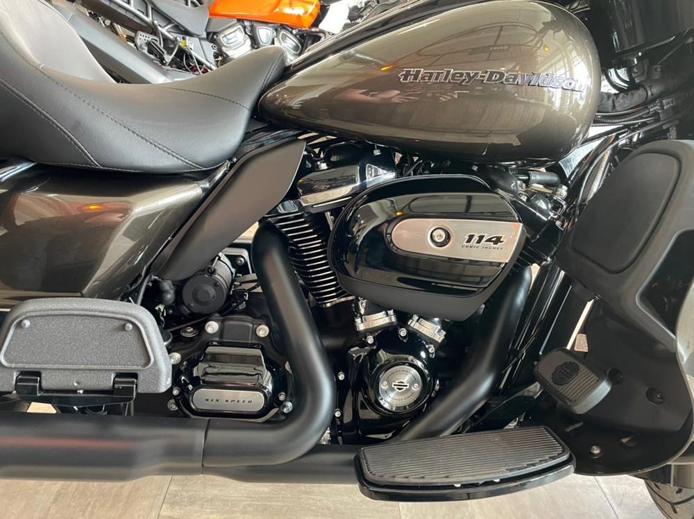 Ultra Limited, Harley-Davidson (FLHTK), 2020 "River Rock Gray / Vivid Black, Black Finish"