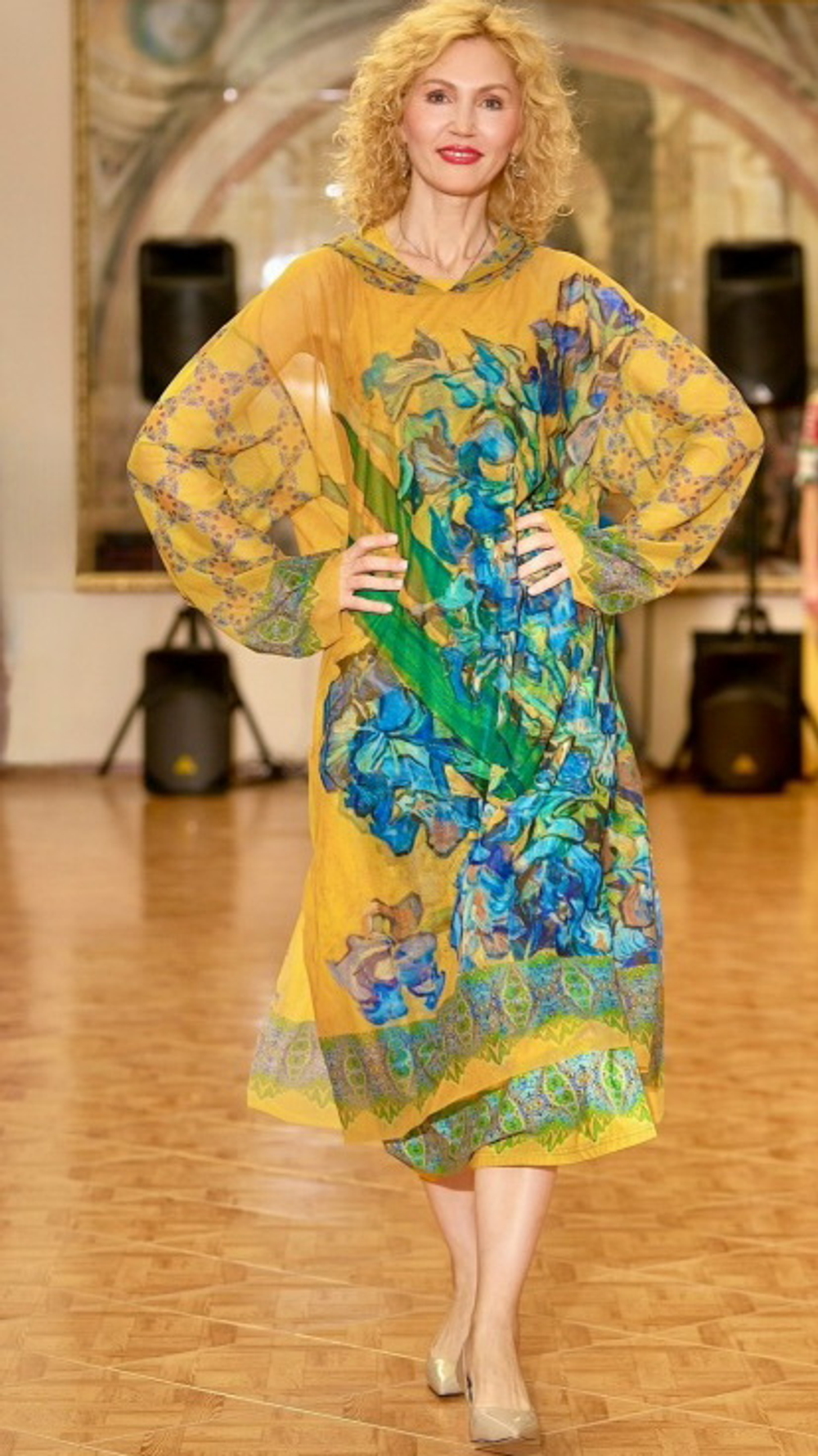 Полупрозрачное платье-туника с капюшоном «Ирисы», принт по мотивам картины Ван Гога "Ваза с ирисами на жёлтом фоне"