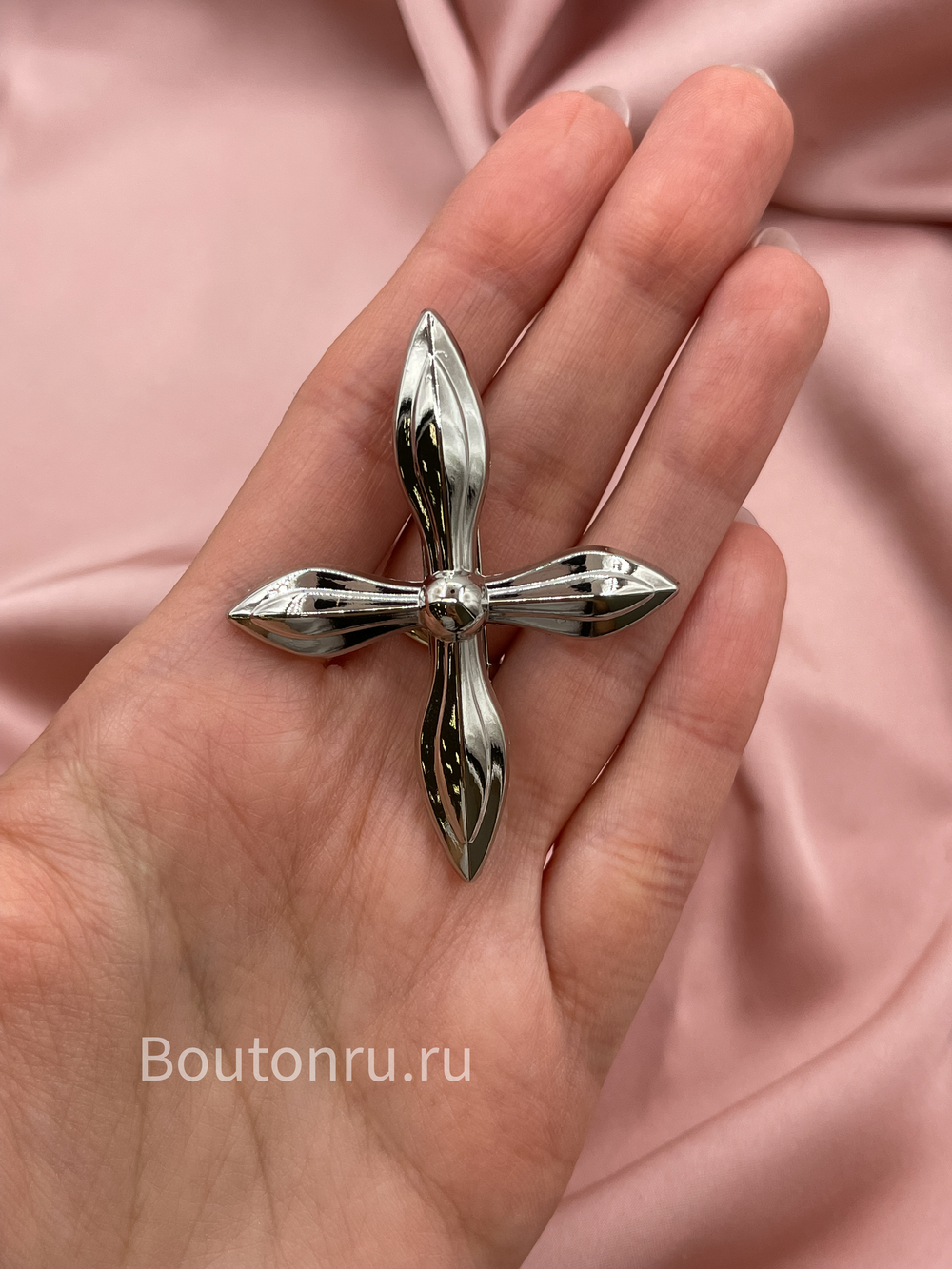 Брошь серебристая в форме цветочка четырехлистника крестика