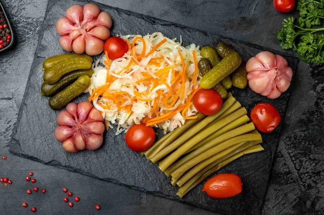 Тарелка с соленьями