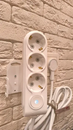 Удлинитель сетевой электрический 1,5 метра с выкл, заземлением и защитными шторкамис плоской потайной вилкой невидимкой