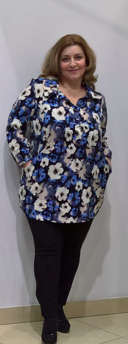 Летняя туника с белыми и голубыми цветами