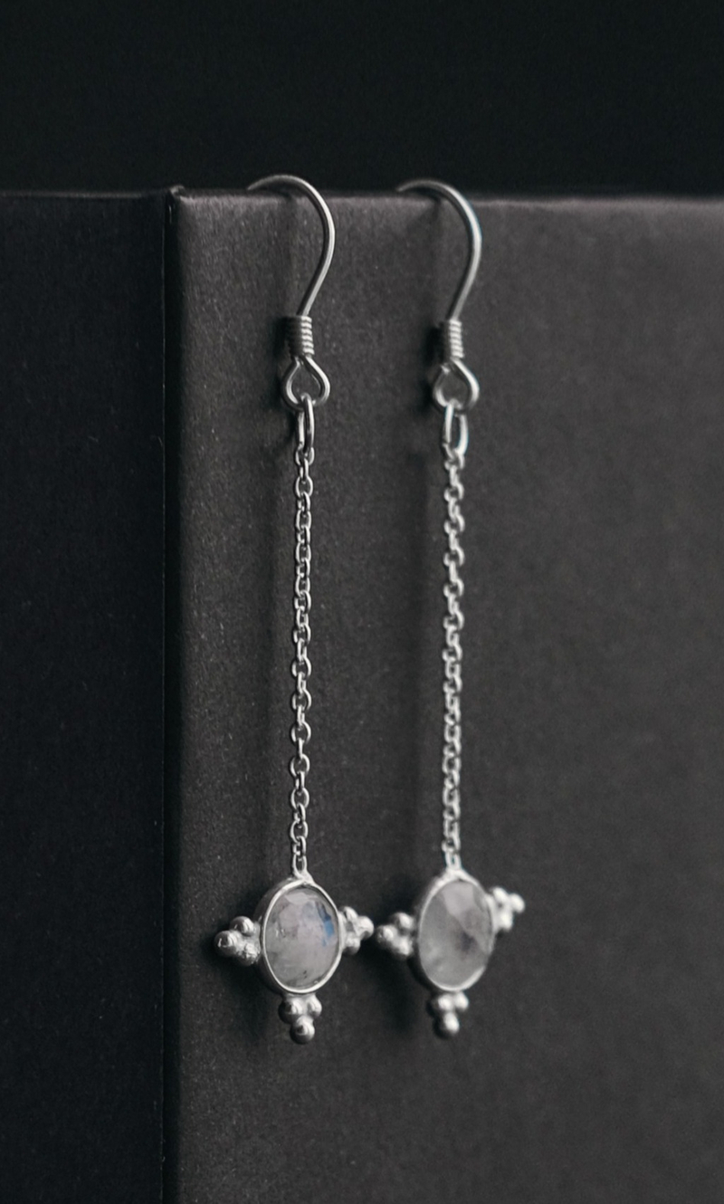 Серьги "Memo about Relationship" из лунного камня длинные, серебро