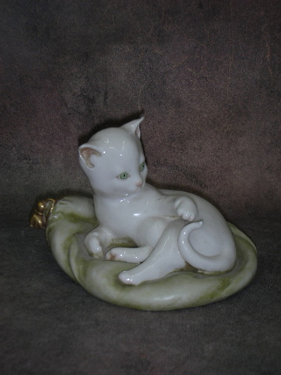 Статуэтка. Фарфор. Котёнок на зелёной подушке. Capodimonte. Италия
