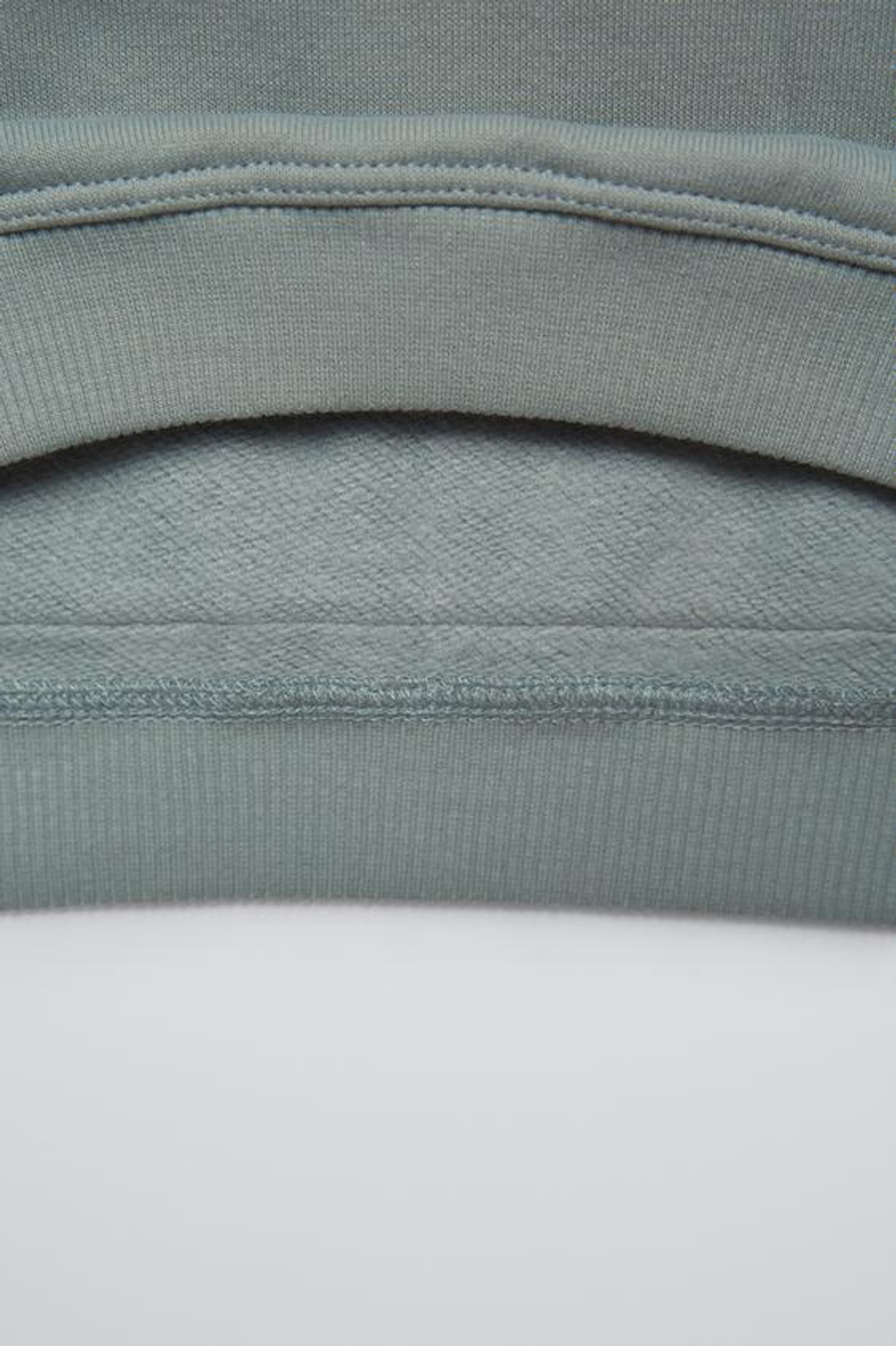 ZARA КОМПЛЕКТ ИЗ ДЖОГГЕРОВ И ТОЛСТОВКИ С ВЫШИВКОЙ, СЕРО-СИНИЙ