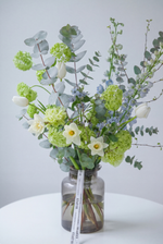 букет в пастельной гамме: небесно-голубой,светлые оттенки зеленого, желтого. Весенний букет с первоцветами