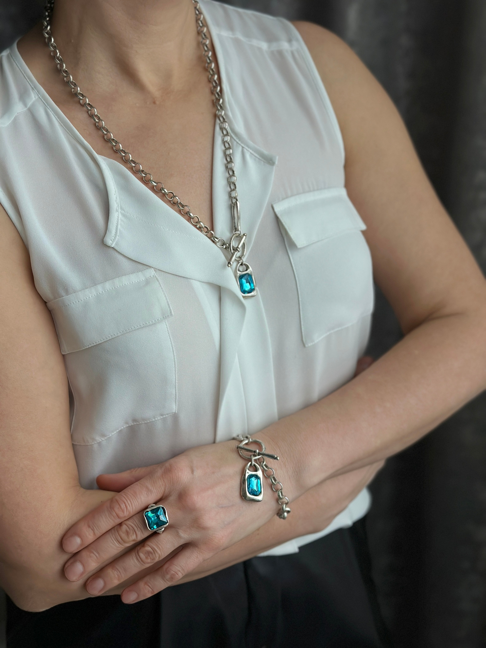 Колье из маленьких круглых звеньев с ярко-голубым кристаллом, замок тоггл