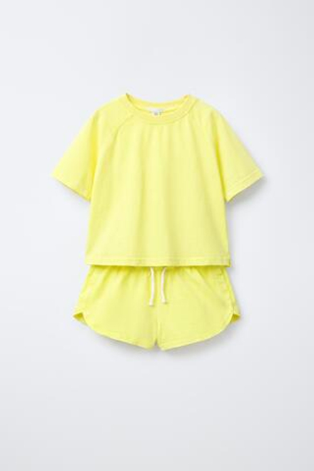 ZARA КОМПЛЕКТ ИЗ ФУТБОЛКИ И ШОРТОВ, ЖЕЛТЫЙ