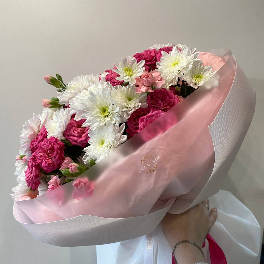 Пышный букет с яркими розами