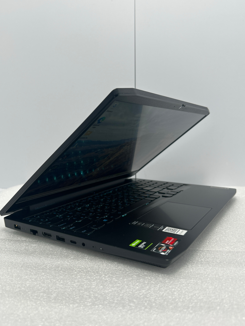 Ноутбук игровой Lenovo ideapad Gaming 3 15ARH05 (82EY009HRK) 15.6"/AMD Ryzen 5 4600H/RAM 8GB DDR4/256GB SSD/NVIDIA GeForce GTX 1650 4GB/1920х1080/IPS/DOS/Подсветка кл-ры: LED/Цвет черный. Состояние: Уценка/большой след. на матрице от клавиатуры