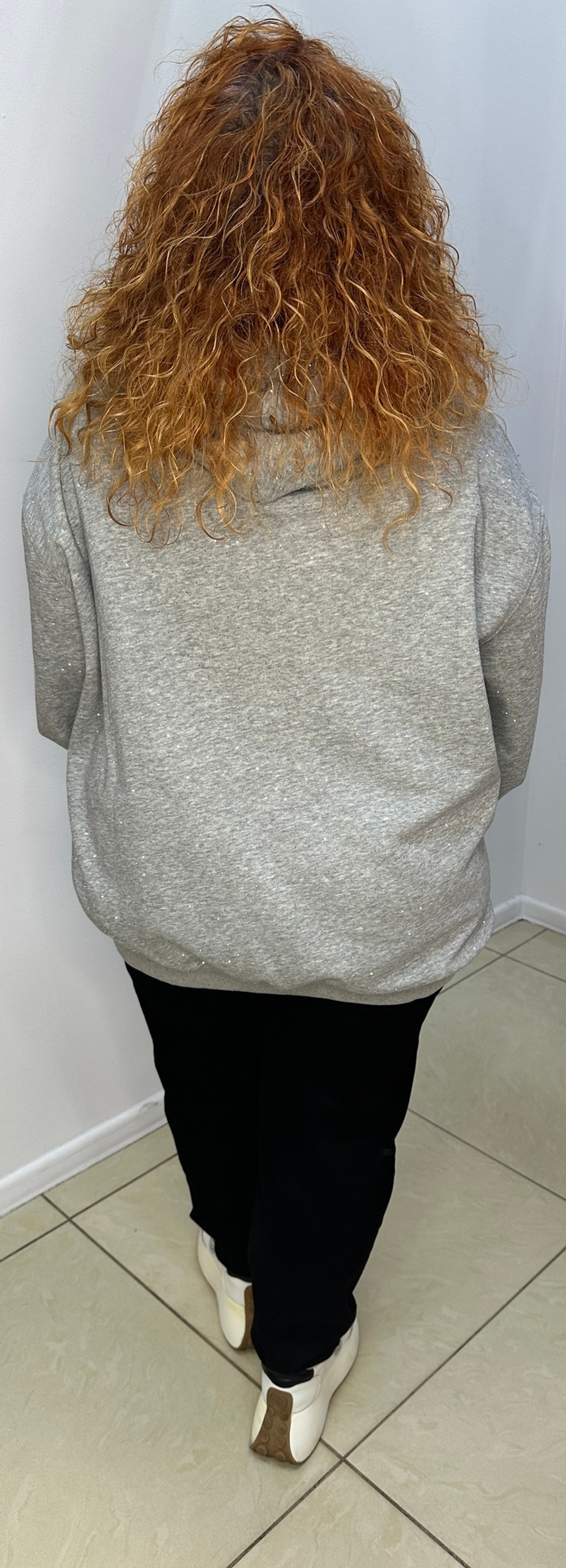 Бомбер-жакет со стразами в сером цвете