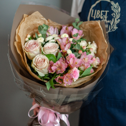 Розовые розы Эквадор с альстромерией в оформлении