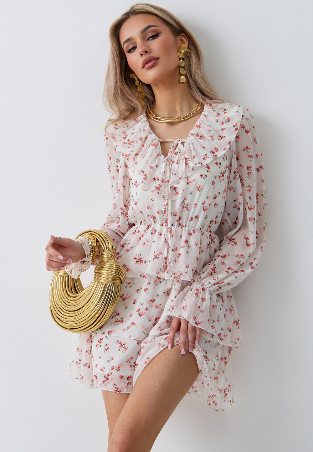 Платье с рюшами белое