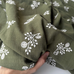 Полулен с вышивкой на оливковом фоне