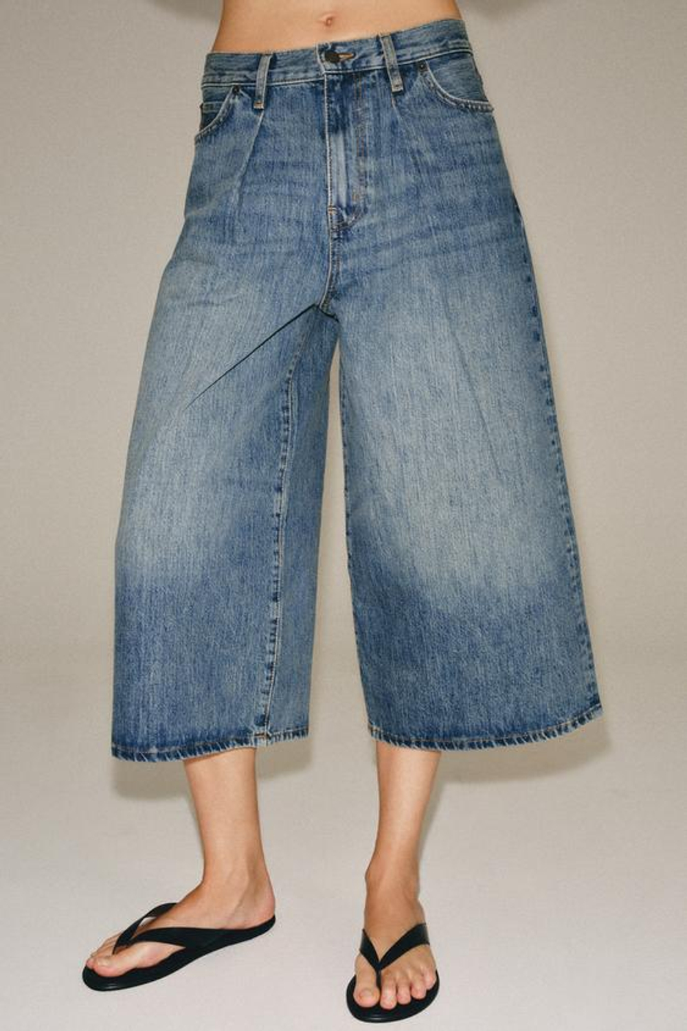 ZARA ДЖИНСОВЫЕ ШОРТЫ СО СРЕДНЕЙ ПОСАДКОЙ — ZW COLLECTION, СИНИЙ