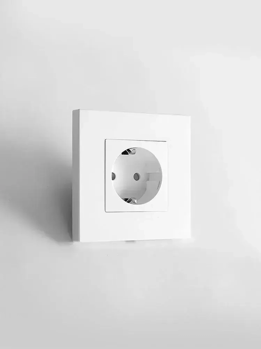 Розетка одинарная электрическая с заземлением, белый пластиковый корпус, защитные шторки для детей,16А,250В.