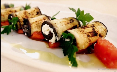 Рулетики из баклажанов с творожным сыром.