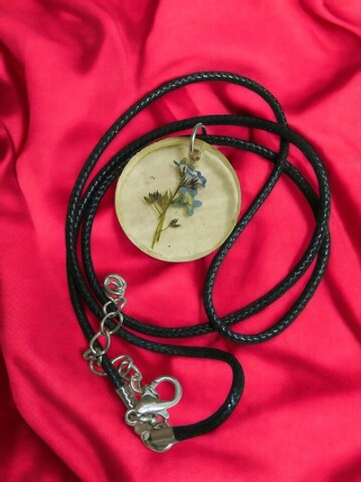 Колье из эпоксидной смолы голубое небо