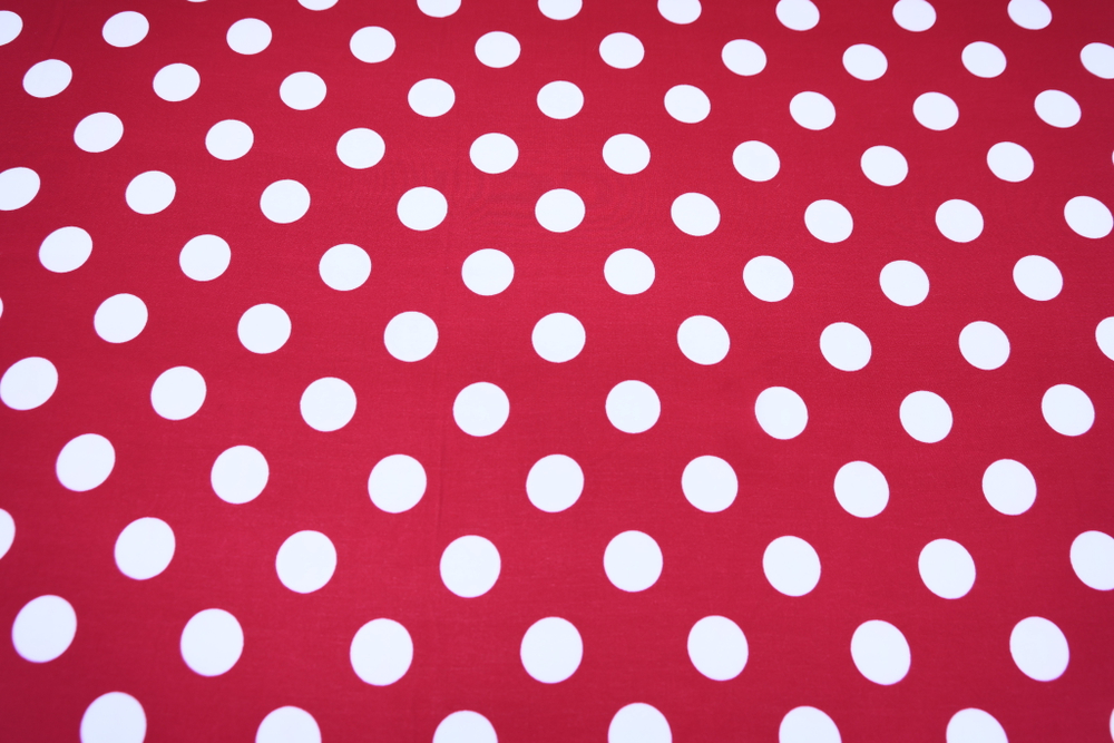 Вискоза ярко-розовая в белый средний горох