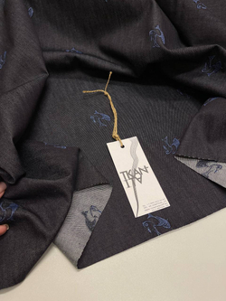 Костюмно-плательный хлопковый джинс с вышивкой (Alta Moda, 97%хлопок/3%эластан+вышивальные нити, Иссиня-черный фон/вышитые рыбки, 160, 266 гр/м2)