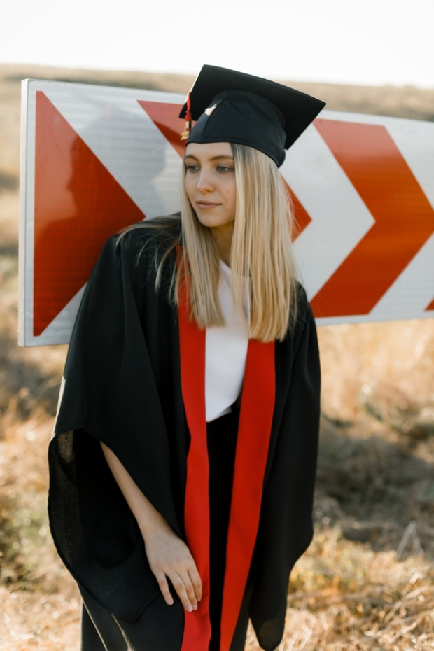 Комплект выпускника “Оксфорд” – мантия с красной полосой