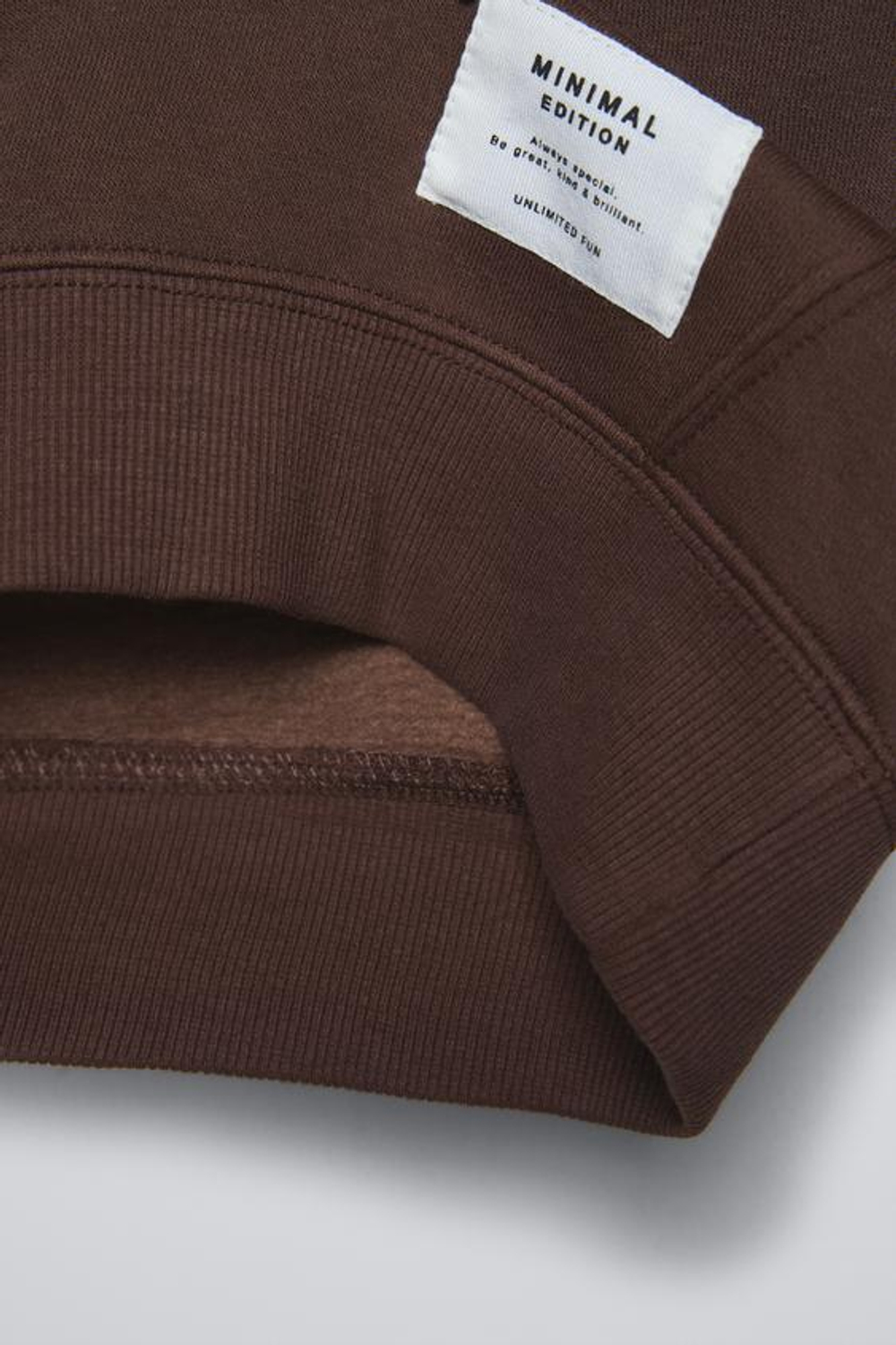 ZARA КОМПЛЕКТ ИЗ ТОЛСТОВКИ И ДЖОГГЕРОВ С НАШИВКОЙ, КОРИЧНЕВЫЙ