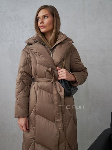 Светло-коричневый длинный пуховик с поясом