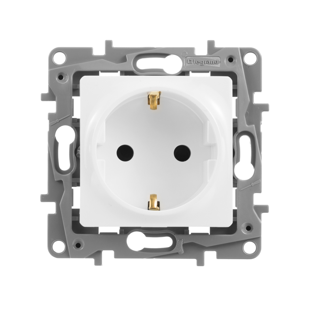 Розетка с заземлением со шторками 16А 250В белый ETIKA Legrand