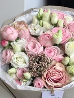 Букет из кустовых пионовидных роз, эустомы и одноголовых роз