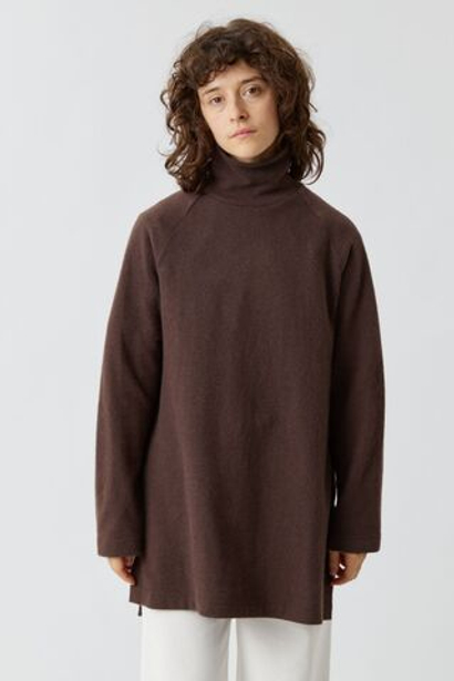Свитер с разрезами и стойкой коричневого цвета