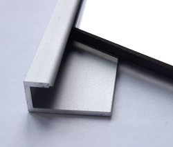Алюминиевый С-образный профиль для малых толщин блест. титан UN