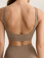 Бесшовный топ на широких бретелях