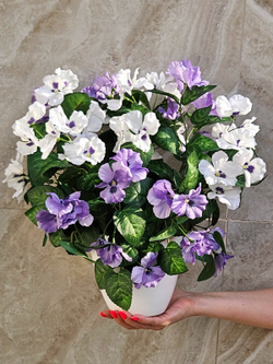 Искусственные цветы Фиалки в белом кашпо